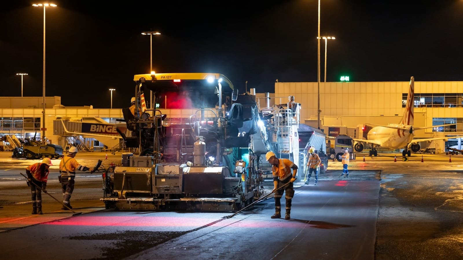 Beläggningsarbete med skyddsfordon under mörker