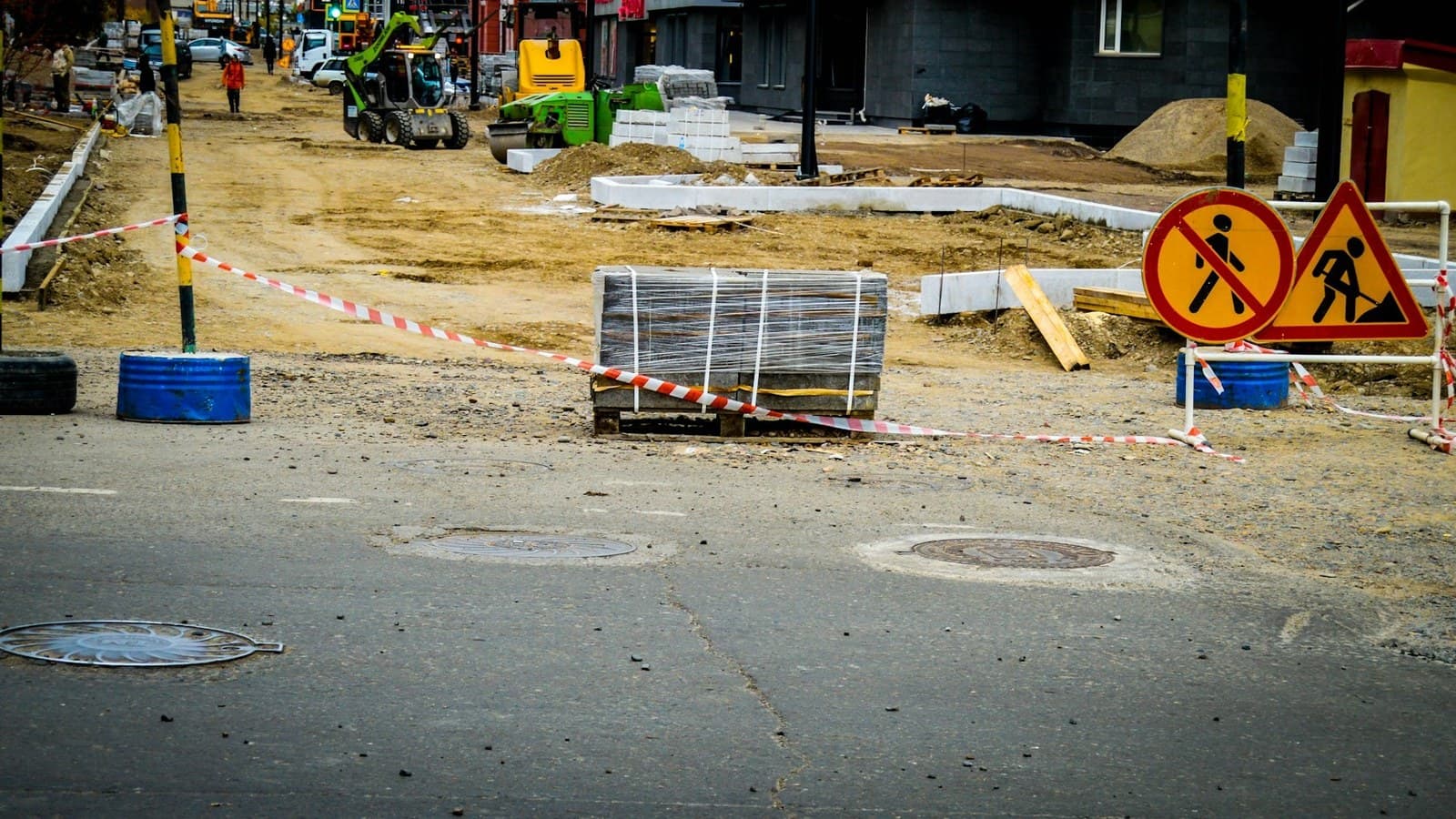Vägmärken och avspärrning vid vägarbetsplats